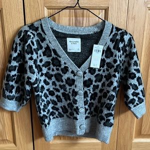 leopard xs abercrombie sweater NWT🩷